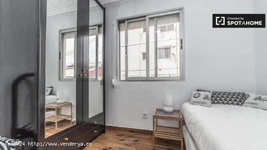 Amplia habitación con escritorio en piso de 3 habitaciones, Quatre Carreres - VALENCIA