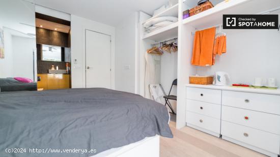 Habitación luminosa con cajonera en piso compartido, Quatre Carreres - VALENCIA