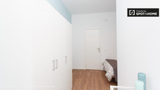 Habitación amueblada con escritorio en un apartamento de 9 dormitorios, Lavapiés - MADRID