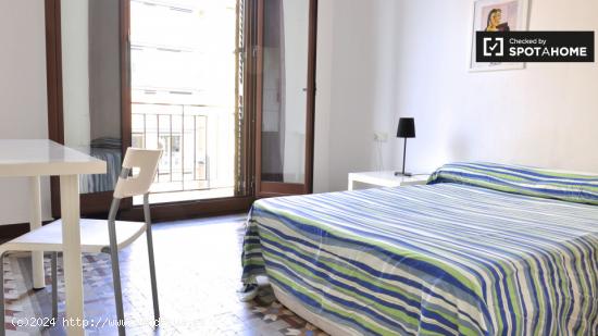 Habitación acogedora con balcón en piso compartido, Eixample - BARCELONA