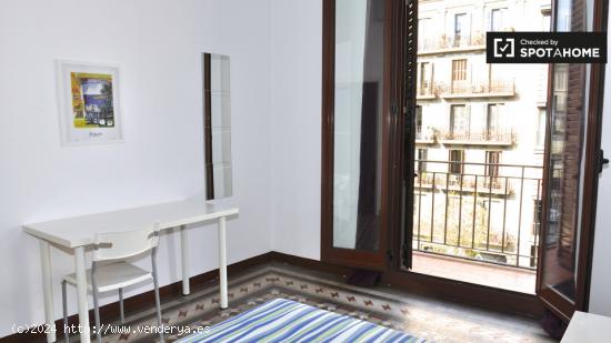 Habitación acogedora con balcón en piso compartido, Eixample - BARCELONA