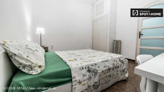 Acogedora habitación con escritorio en un apartamento de 9 habitaciones, Eixample - VALENCIA