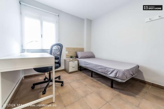 Habitación elegante con escritorio en un apartamento de 4 dormitorios, Camins al Grau - VALENCIA