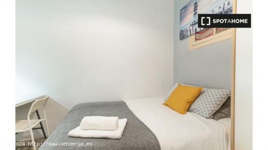 Habitación acogedora en un apartamento de 7 dormitorios en el Eixample, Barcelona - BARCELONA