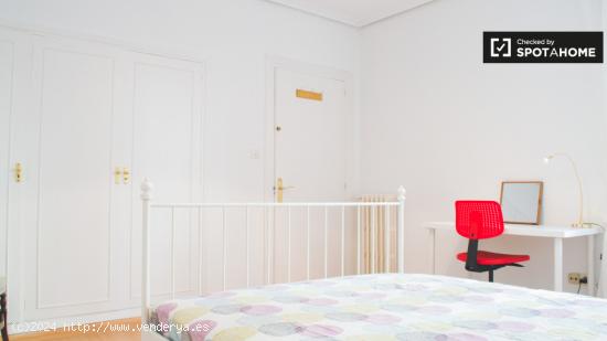 Relajante habitación con cómoda en un apartamento de 5 dormitorios, Argüelles - MADRID