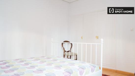 Relajante habitación con cómoda en un apartamento de 5 dormitorios, Argüelles - MADRID