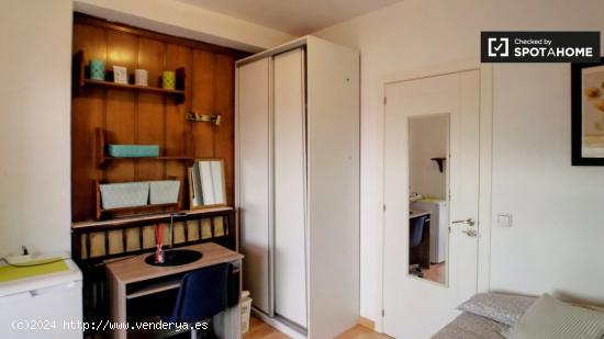 Amplia habitación con parejas permitidas en un apartamento de 4 habitaciones, Carabanchel - MADRID