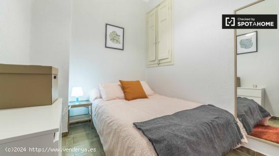 Enorme habitación con ventana con vistas a un patio interior en piso compartido, Eixample - VALENCI