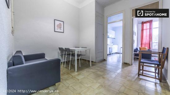 Enorme habitación con ventana con vistas a un patio interior en piso compartido, Eixample - VALENCI