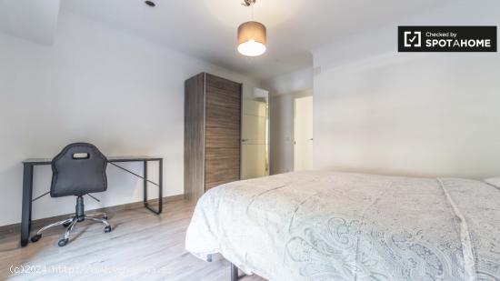 Habitación amueblada con escritorio en piso compartido, Poblats Marítims. - VALENCIA