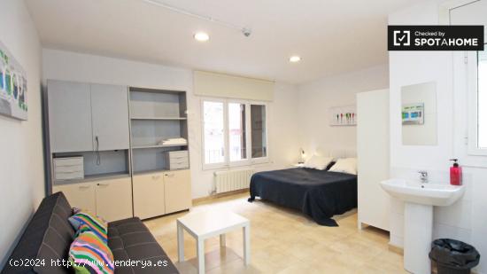 Habitación soleada con cómoda en piso compartido, Vila de Gràcia. - BARCELONA