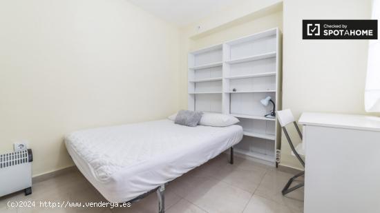 Habitación acogedora con llave independiente en un apartamento de 3 dormitorios, Poblats Marítims 