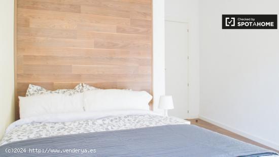 Habitación equipada con ventana con vista a la calle en un apartamento de 9 dormitorios, Lavapiés 