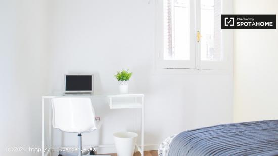 Habitación equipada con ventana con vista a la calle en un apartamento de 9 dormitorios, Lavapiés 