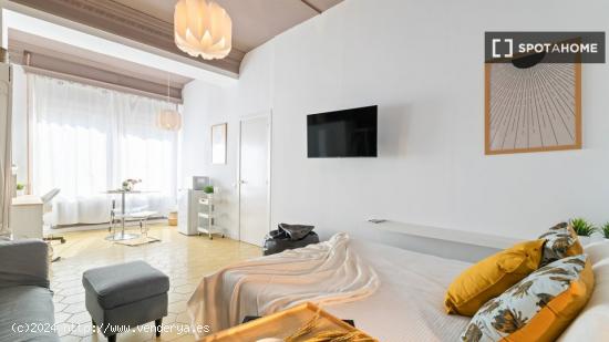 Amplia habitación con escritorio en piso compartido, Sarrià-Sant Gervasi - BARCELONA