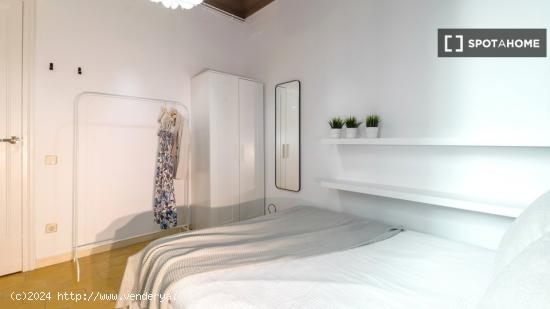 Habitación decorada en piso compartido con apartamento con balcón, Sarrià-Sant Gervasi - BARCELON