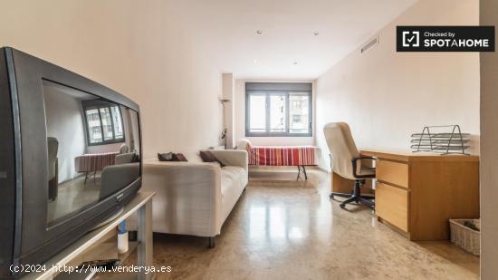 Habitación amueblada con escritorio en un apartamento de 4 dormitorios, Benimaclet - VALENCIA