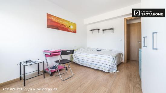 Habitación atemporal con armario independiente en el piso compartido, Poblats Maritim - VALENCIA