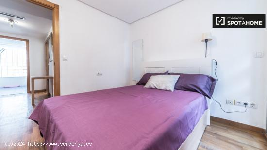 Habitación interior con escritorio en un apartamento de 6 dormitorios, Rascanya - VALENCIA