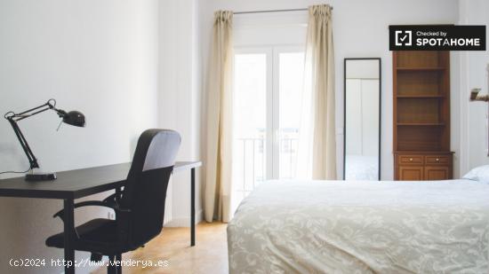 Alquilar una habitación con balcón en un apartamento de 4 dormitorios, Chamartín - MADRID