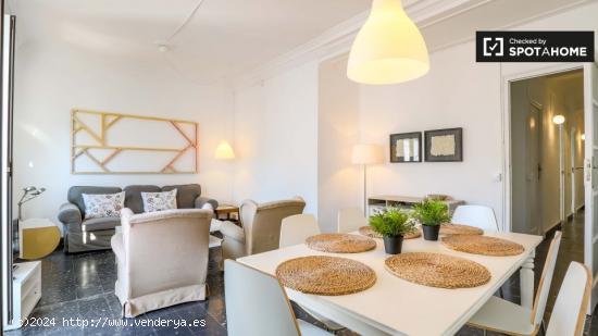 Amplio apartamento de 3 dormitorios con aire acondicionado y balcón en el animado Eixample - VALENC