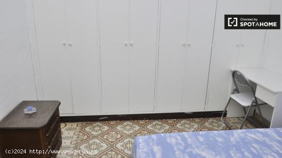 Gran habitación con escritorio en un apartamento de 4 dormitorios, Gràcia - BARCELONA