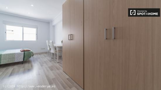 Habitación interior en apartamento de 3 dormitorios en Poblats Marítims - VALENCIA