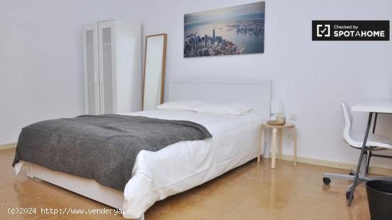 Amplia habitación con llave independiente en piso compartido, Sarrià-Sant Gervasi - BARCELONA