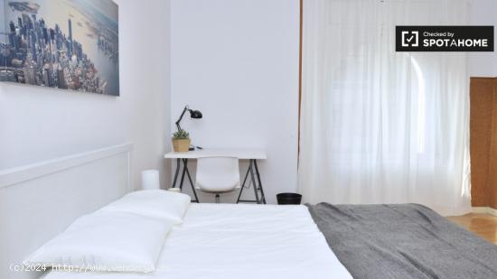 Amplia habitación con llave independiente en piso compartido, Sarrià-Sant Gervasi - BARCELONA