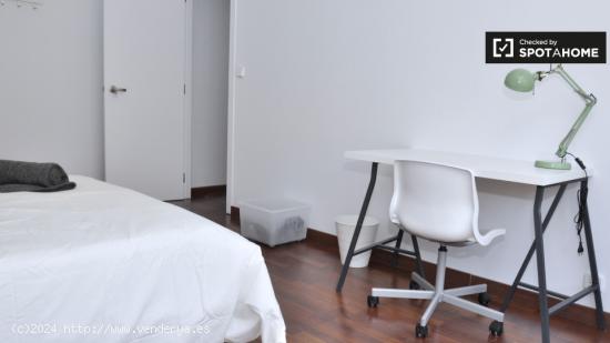 Amplia habitación con amplio espacio de almacenamiento en el apartamento compartido, Sarrià-Sant G