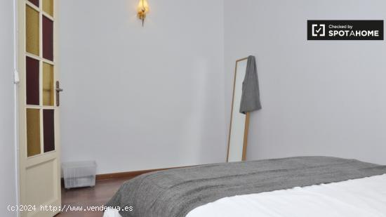 Amplia habitación con llave independiente en piso compartido, Sarrià-Sant Gervasi - BARCELONA