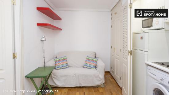 Compacto apartamento de 1 dormitorio con AC en alquiler cerca de Retiro en Atocha - MADRID