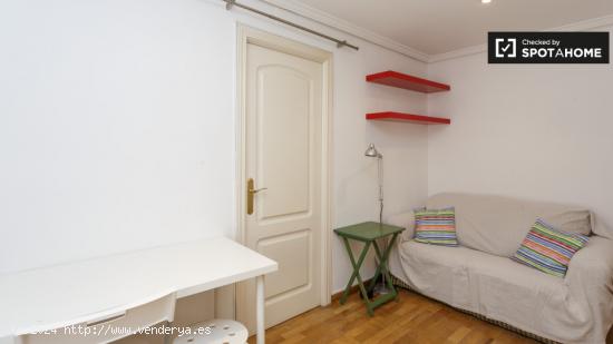 Compacto apartamento de 1 dormitorio con AC en alquiler cerca de Retiro en Atocha - MADRID