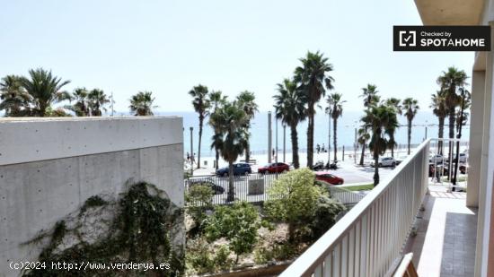 Gran habitación con llave independiente en apartamento de 6 dormitorios, La Barceloneta - BARCELONA