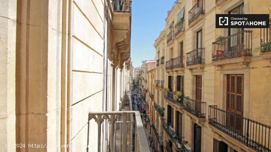 Habitación acogedora con balcón en un apartamento de 8 dormitorios, Barri Gòtic - BARCELONA