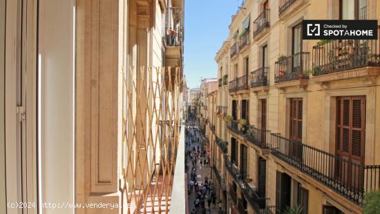 Se alquila habitación con escritorio en un apartamento de 8 dormitorios, Barri Gòtic - BARCELONA