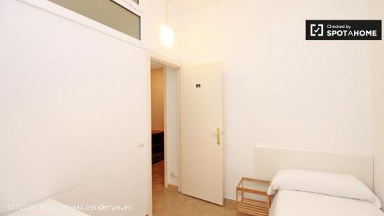 Amplia habitación con cómoda en el apartamento de 8 dormitorios, Barri Gòtic - BARCELONA