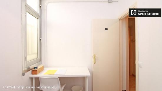 Habitación acogedora con escritorio en un apartamento de 8 dormitorios, Barri Gòtic - BARCELONA