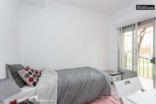  Buena habitación con armario independiente en el apartamento de 3 dormitorios, Usera - MADRID 