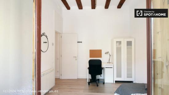 Habitación animada con balcón en el apartamento compartido, Barri Gòtic - BARCELONA