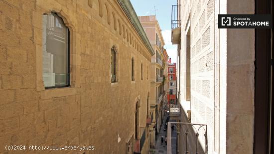 Dormitorio con balcón en piso compartido, Barri Gòtic - BARCELONA