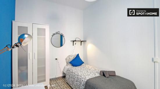 Habitación grande con escritorio en un apartamento de 4 dormitorios, Poble Sec - BARCELONA