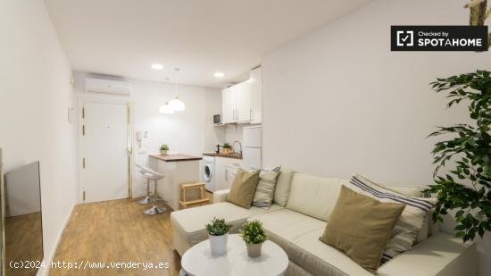 Elegante apartamento de 1 dormitorio con aire acondicionado y balcón para alquilar en Madrid Centro