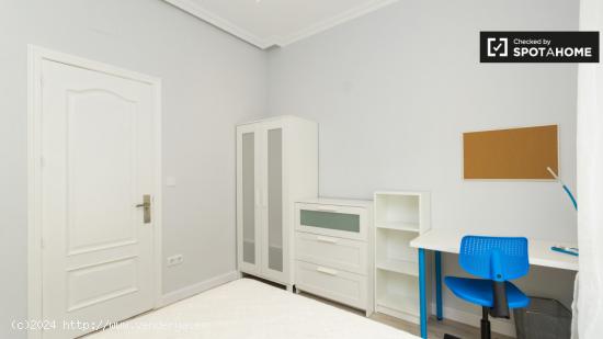 Gran habitación con armario independiente en un apartamento de 5 dormitorios, Malasaña - MADRID