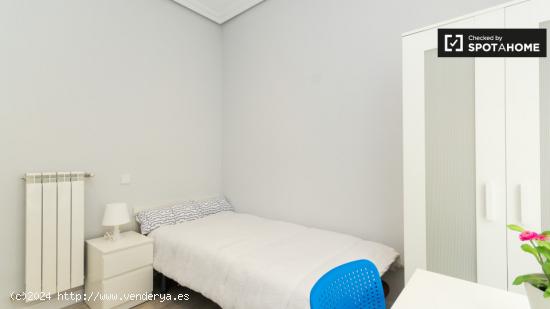 Gran habitación con estantería en un apartamento de 5 dormitorios, Malasaña - MADRID