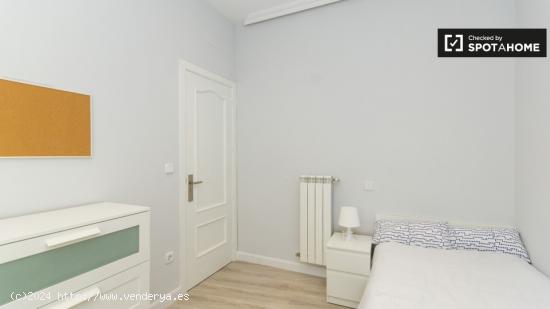 Gran habitación con estantería en un apartamento de 5 dormitorios, Malasaña - MADRID