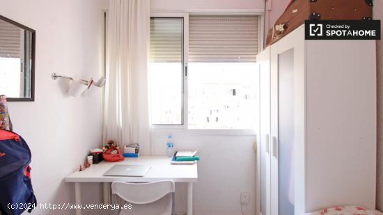 Habitación luminosa con armario independiente en un apartamento de 5 dormitorios, Gràcia - BARCELO