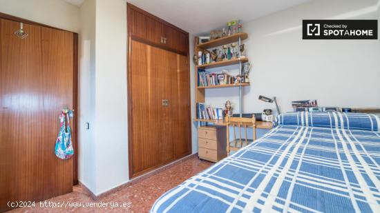 Habitación acogedora con armario empotrado en un apartamento de 4 dormitorios, Patraix - VALENCIA