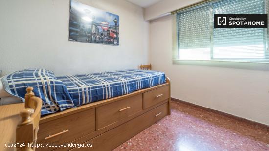 Habitación acogedora con armario empotrado en un apartamento de 4 dormitorios, Patraix - VALENCIA