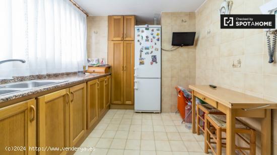 Habitación acogedora con armario empotrado en un apartamento de 4 dormitorios, Patraix - VALENCIA